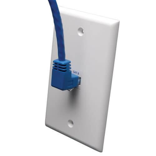 0037332167576 - Tripp Lite Series Up-Angle Cat6 Gigabit Molded UTP Ethernet Kabel (RJ45 Right-Angle Up M zu RJ45 M) Blue 5 ft (