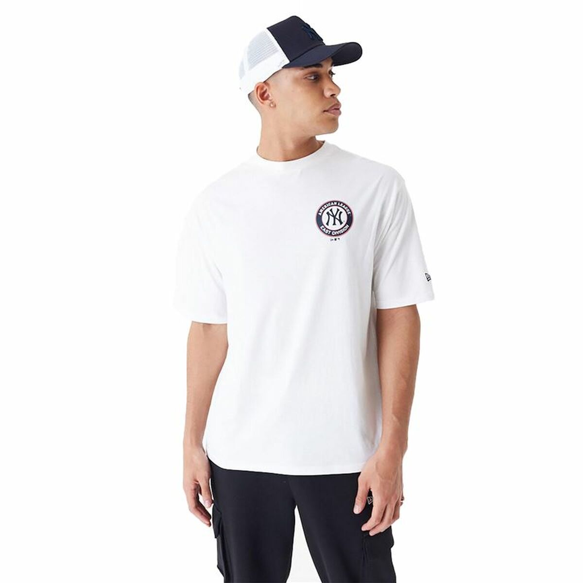 0197373936316 - Herren Kurzarm-T-Shirt New Era MLB PLAYER GRPHC OS TEE NEYYAN 60435538 Weiß (M)