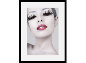 4049009913443 - Bild QUEENCE Lashes Bilder Gr B H 50 cm x 60 cm Wandbild Frau Hochformat grau (grau pink) Kunstdrucke Lashes Frau mit langen Wimpern gerahmt Mascara