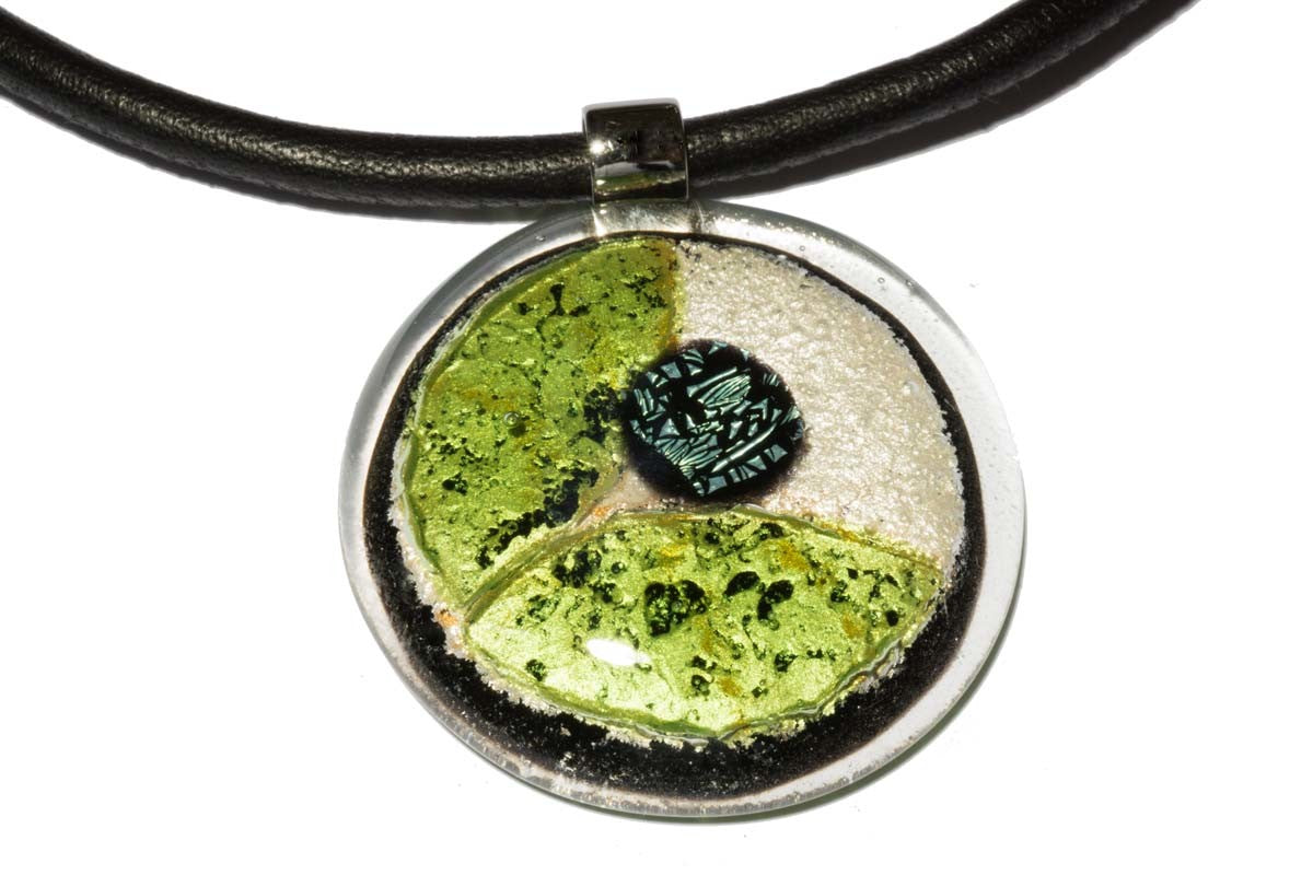 4052884110685 - Halskette rund mit Glasanhänger Green Dot Fusing (Lederband) 4052884110685 - Halskette rund mit Glasanhänger Green Dot Fusing (Lederband)