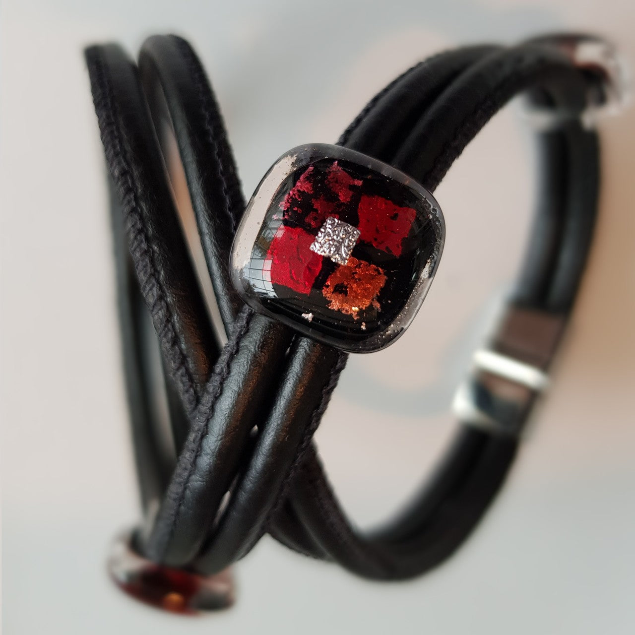 4052884284539 - Lederarmband mit 3 Glassteinen Rot Schwarz Fusing 4052884284539 - Lederarmband mit 3 Glassteinen Rot Schwarz Fusing