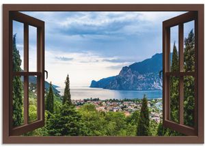 4062144599617 - Wandbild ARTLAND Gardasee durchs braune Fenster Bilder Gr B H 130 cm x 90 cm Alu-Dibond-Druck Seebilder Querformat 1 St grün Kunstdrucke als Alubild Leinwandbild Wandaufkleber oder Poster in versch Größen