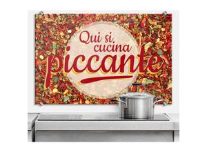 4063129234981 - K&l Wall Art - esg Glasbild Spritzschutz Küche Chili Italien Schriftzug qui si cucina piccante 80x60cm - bunt