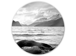 4063129248704 - K&l Wall Art - bedrucktes Sicherheitsglas Wandbild Rund Glasbild Landschaft Schwarz Weiß Log and Lake ø 50cm - schwarz