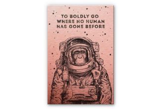 4063129258055 - K&l Wall Art - Alu-Dibond-Poster mutiger Astronaut Affe im All Kupfer Weltraum Mission Metalloptik Wandbild 70x100cm - rosa