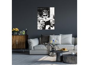 4067437105179 - Acrylglasbild QUEENCE Audrey Hepburn Bilder Gr B H T 50 cm x 70 cm x 04 cm Schwarz-Weiß-Stars-Frau Hochformat grau Acrylglasbilder Fine Art-Print in Galeriequalität