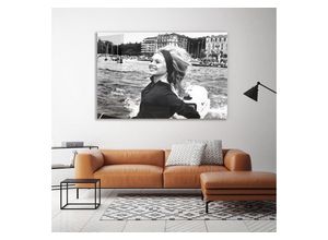 4067437105223 - Acrylglasbild QUEENCE Venezia Bilder Gr B H T 60 cm x 40 cm x 04 cm Schwarz-Weiß Querformat grau Acrylglasbilder Brigitte Bardot Fine Art-Print in Galeriequalität