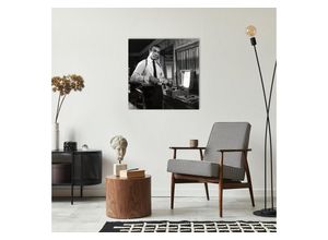 4067437105735 - Acrylglasbild »The Drink« Schwarz-Weiss-Mann-Stars-Foto-Film-Filmfiguren-Filmszene Fine Art-Print in Galeriequalität