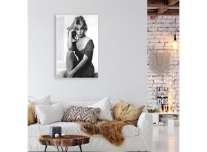 4067437105834 - Acrylglasbild QUEENCE The Girl Bilder Gr B H T 50 cm x 70 cm x 04 cm Schwarz-Weiß-Frau-Stars Hochformat grau Acrylglasbilder Brigitte Bardot Fine Art-Print in Galeriequalität