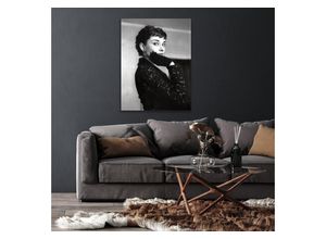 4067437105858 - Acrylglasbild QUEENCE The Glove Bilder Gr B H T 40 cm x 60 cm x 04 cm Schwarz-Weiß-Frau-Stars Hochformat grau Acrylglasbilder Audrey Hepburn Fine Art-Print in Galeriequalität