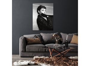 4067437105865 - Acrylglasbild QUEENCE The Glove Bilder Gr B H T 50 cm x 70 cm x 04 cm Schwarz-Weiß Hochformat grau Acrylglasbilder Audrey Hepburn Fine Art-Print in Galeriequalität