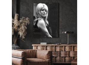 4067437106046 - Acrylglasbild QUEENCE Nero Bilder Gr B H T 50 cm x 70 cm x 04 cm Schwarz-Weiß-Frau-Stars Hochformat grau Acrylglasbilder Brigitte Bardot Fine Art-Print in Galeriequalität