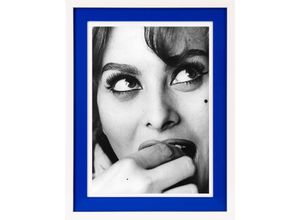 4067437112603 - Bild mit Rahmen QUEENCE Sophia Loren Bilder Gr B H T 40 cm x 50 cm x 2 cm Hochkant Bilder von Frauen-Film-Filmfiguren-Frau-Gesicht-Schwarz-Weiß Hochformat 1 St blau Bilder mit Rahmen Poster buntem Acrylglas Passepartout