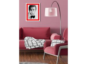 4067437112788 - Bild mit Rahmen QUEENCE Roger Moore Bilder Gr B H T 40cm x 50cm x 2cm Hochkant Bilder von Männern-Film-Filmfiguren-Gesicht-Mann-Schwarz-Weiß Hochformat rot Poster mit buntem Acrylglas Passepartout