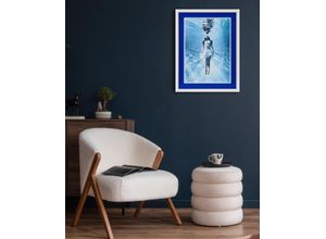 4067437113303 - Bild mit Rahmen QUEENCE Frau unter Wasser blau (weiß) Bilder B H T 40cm x 50cm x 2cm Hochkant Bilder von Frauen-Foto-Frau-Unterwasserwelt Hochformat Acrylglas Holz Poster mit buntem Acrylglas Passepartout B40cm H50cm T2cm