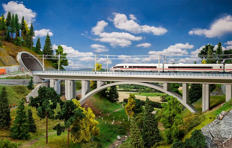 4104090225735 - N 222573 - Moderne Bogenbrücke