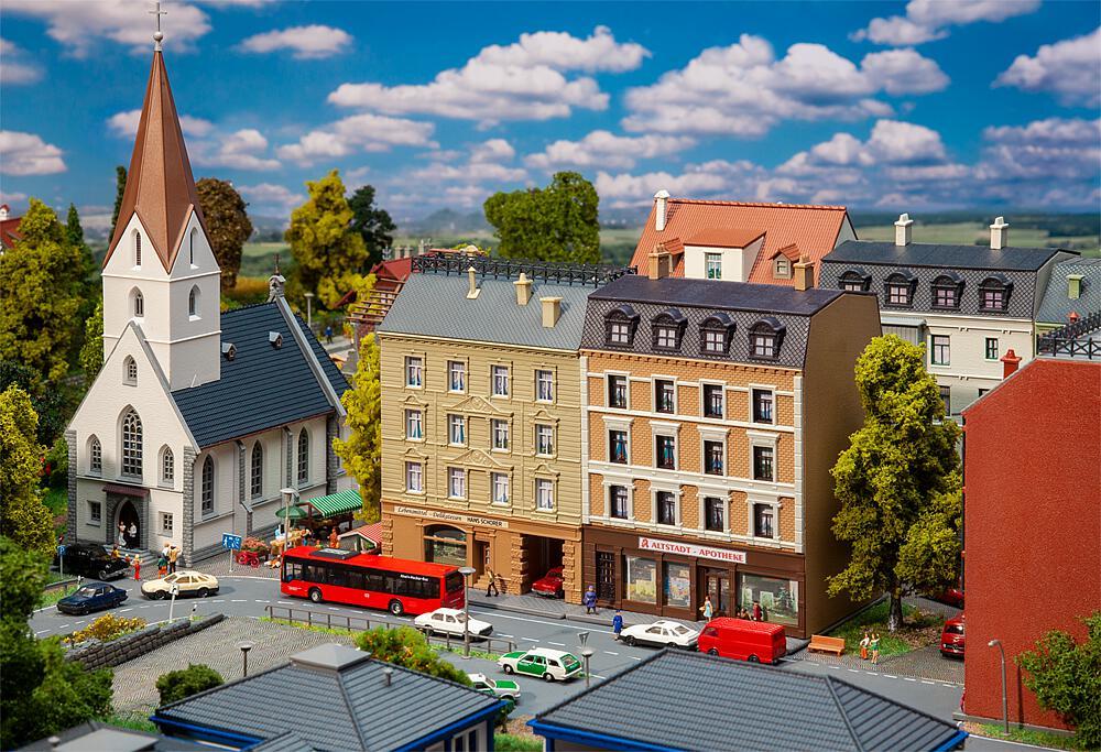 4104090323844 - N 232384 - Stadthäuser mit Apotheke und Delikatessenhandel