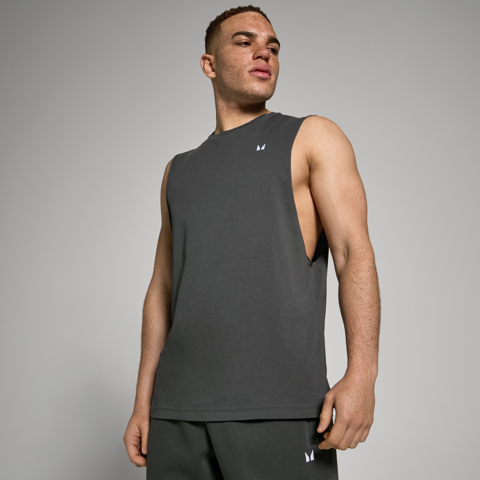 5059883226613 - Herren Rest Day Tanktop mit weitem Armausschnitt – Dunkel schattiert - XXL