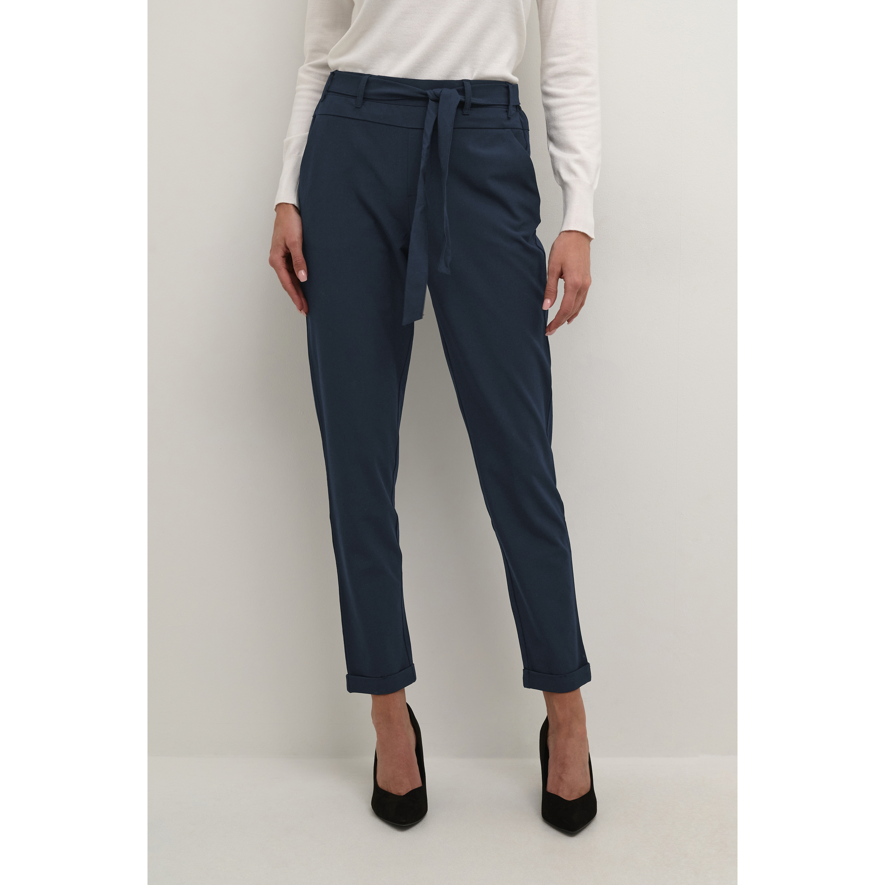 5712436223032 - Chinohose mit Gürtel Damen KAFFE Jillian 5712436223032 - Chinohose mit Gürtel Damen KAFFE Jillian