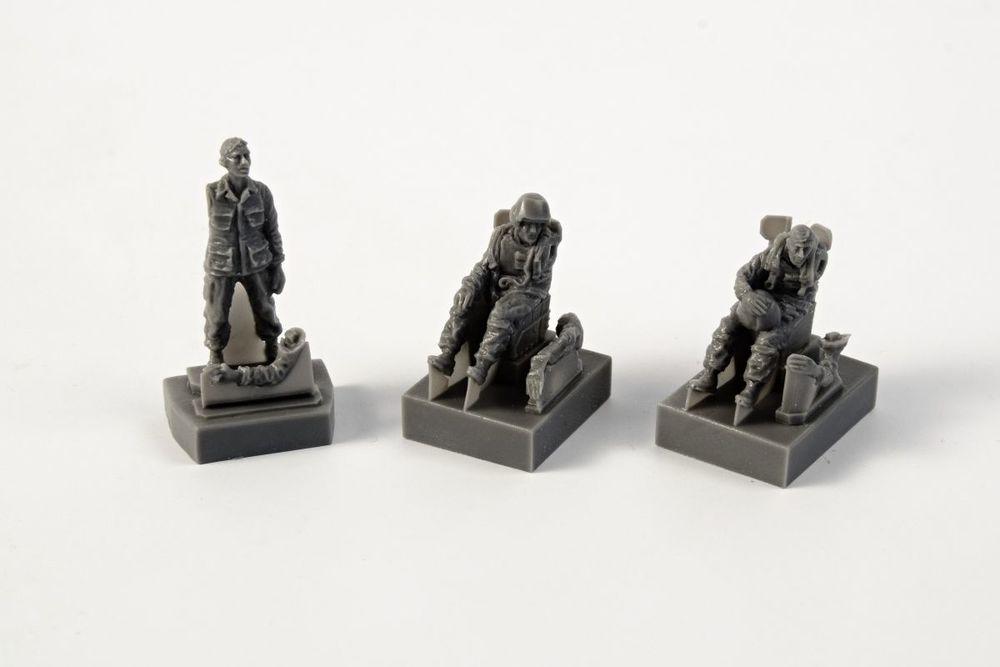 8595593126494 - CMK 129-F72349 - AH-1 Sitting pilots (2 figures)a ground crew(1 figure) fSpecialHobby in 172