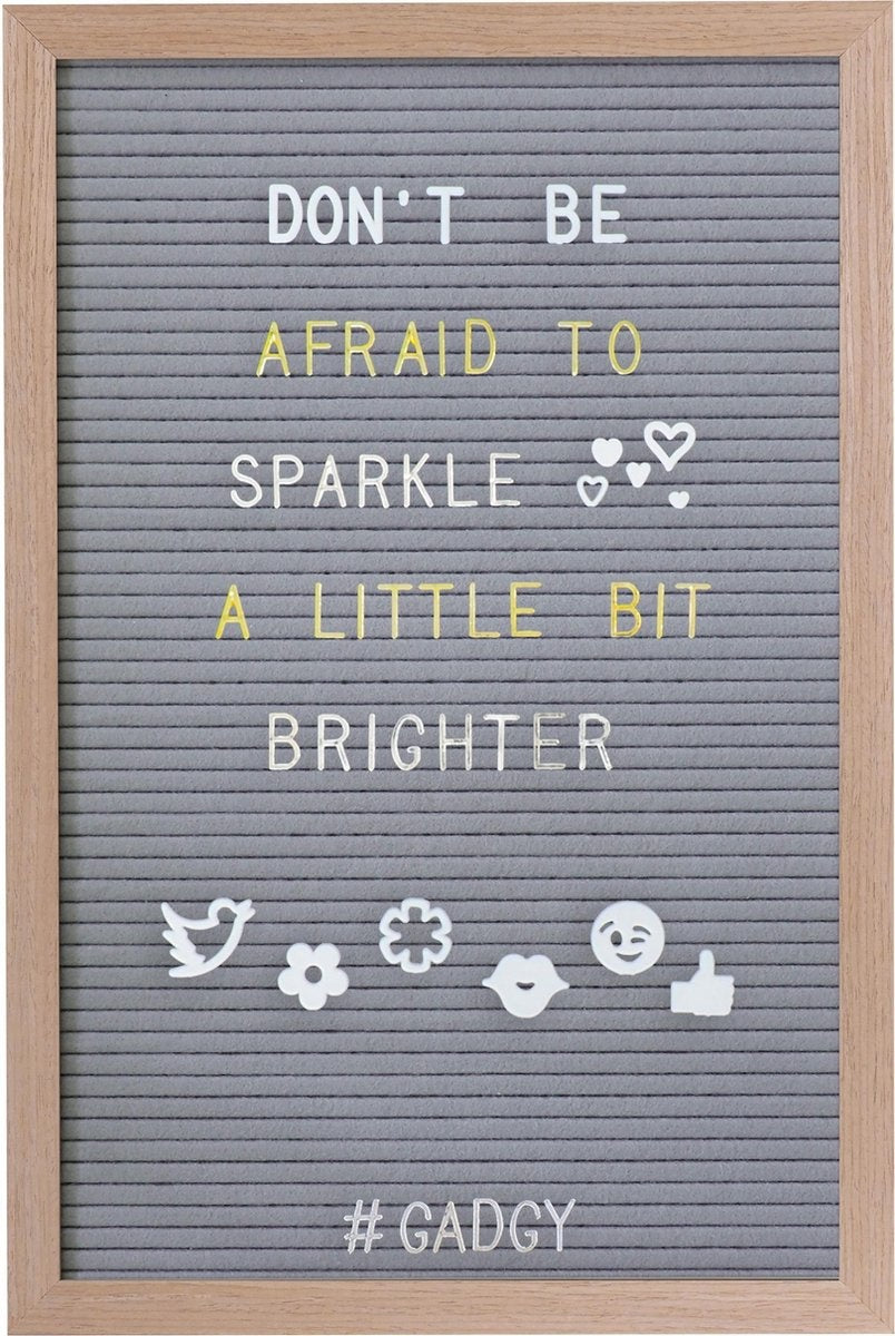 8719075227008 - Letterboard Grau Filz - Holzrahmen - 30x45cm - enthält 3 Farben von Buchstaben usw - Nettes Geschenk