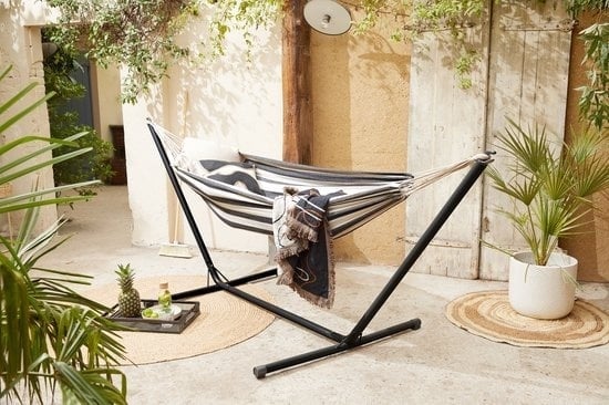 8720604884036 - 909 OUTDOOR Hängematte mit Gestell - Outdoor Hängematte in schwarz und weiß - Hängematte mit Metallgestell für Garten - Balkon und Terrasse - max 100 kg - 290 x 100 x 100 cm