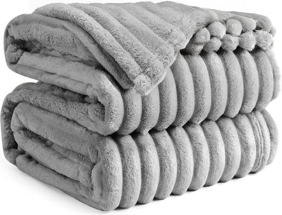 8720828504826 - Fleecedecke 150 x 200 cm - Superweich - Plaid für Sofa Bett oder Wohnzimmerdekoration - Decken - Plaids - Decke - Gerippt - Grau 8720828504826 - Fleecedecke 150 x 200 cm - Superweich - Plaid für Sofa Bett oder Wohnzimmerdekoration - Decken - Plaids - Decke - Gerippt - Grau