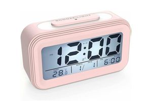 9078382108240 - MINKUROW Wecker mit LED-Digitalanzeige und Nachtlicht Snooze batteriebetriebener Nachtwecker für Reisen Büro Zuhause (Color  Pink)